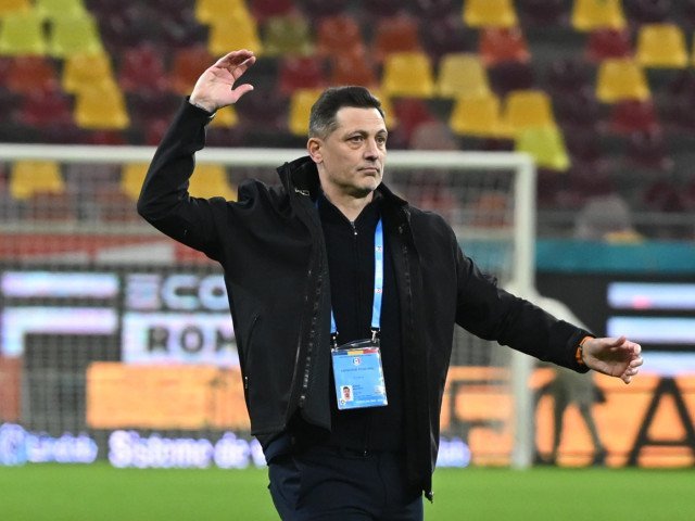Mirel Rădoi, fostul selecționer al echipei naționale de fotbal a României, face ultimele pregătiri pentru debutul său în noua sa aventură manageriala, însă decizia relaxează a oficialilor de la FCSB de a-l numi „viitorul număr 10”