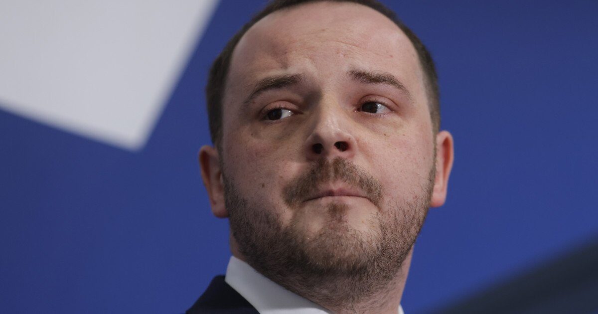 Medicul Tiberiu Paul Neagu, ex-coordonator al secției de arși de la Spitalul Floreasca, a deschis un proces împotriva ministrului Sănătății, acuzând declarațiile publice ale oficialului drept atacuri la adresa reputației sale