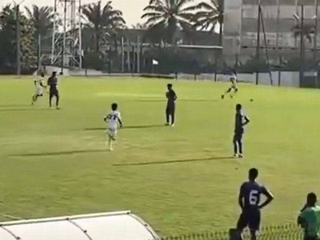 Conflict extrem la un meci de seniori din liga națională: jucători fără fair-play și scandal pe teren Un meci de fotbal din cadrul unui campionat național s-a încheiat într-un mod neașteptat, marcând o zi neagră pentru spiritul sportiv și pentru respectul între adversari