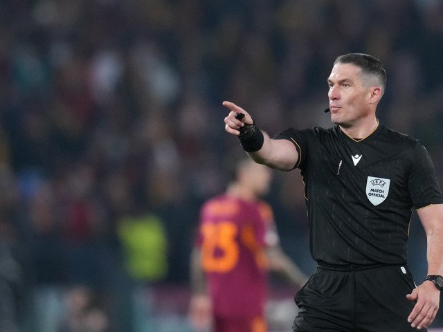 Tensiune maximă după deciziile arbitrale din meciul Roma – Bologna Un duel aprins din Serie A a transformat etapa recentă într-un concert de controverse și reacții vehemente, după ce Istvan Kovacs a fost centrul atenției pentru două decizii de penalty considerate de mulți drept discutabile