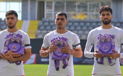 Gestul controversat al echipei de fotbal a Iranului în timpul imnului național a stârnit valuri de indignare și dezbatere la nivel internațional, fiind prezentat ca un exercițiu de protest împotriva regimului autoritar islamic