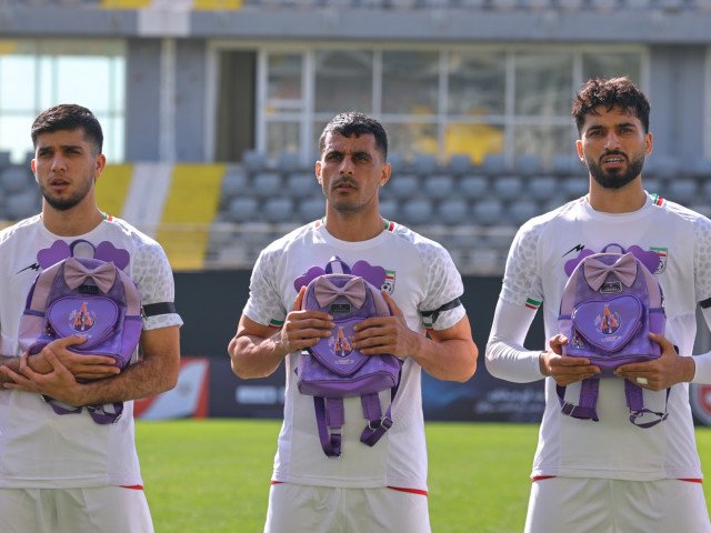 Gestul controversat al echipei de fotbal a Iranului în timpul imnului național a stârnit valuri de indignare și dezbatere la nivel internațional, fiind prezentat ca un exercițiu de protest împotriva regimului autoritar islamic