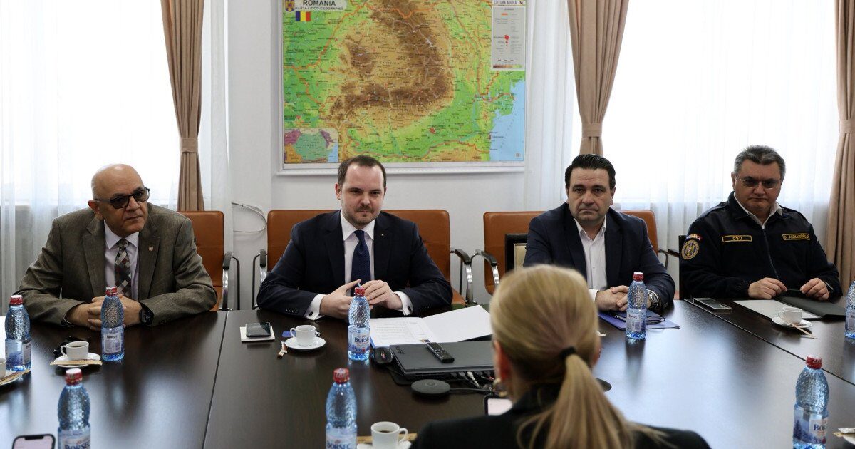 Întărirea sistemului medical românesc, în centrul discuției dintre oficiali, în contextul crizei sanitare Situația devine tot mai alarmantă în sistemul de sănătate din România, unde presiunea asupra unităților de primiri urgențe crește în mod constant, iar cadrele medicale se confruntă cu provocări din ce în ce mai mari