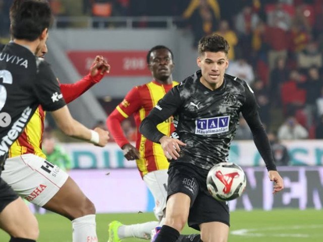 Ianis Hagi strălucește în Sala Sinan cu un gol ce îl aduce în centrul atenției în Turcia Jucătorul român Ianis Hagi a reușit o prestație memorabilă în meciul de duminică al echipei sale, Alanyaspor, din campionatul turc, recunoscut pentru un gol decisiv și pentru nota maximă acordată de antrenori