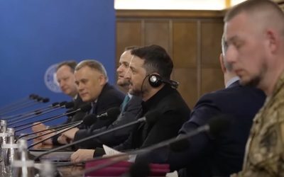 Kievul își intensifică legăturile militare cu România: vizită la baza aeriană de la Borcea a liderului ucrainean și oficiali români Președintele Ucrainei, Volodimir Zelenski, a întreprins recent o vizită de solidaritate și consolidare a relațiilor militare în România, marcând o etapă importantă în colaborarea bilaterală în contextul războiului din Ucraina