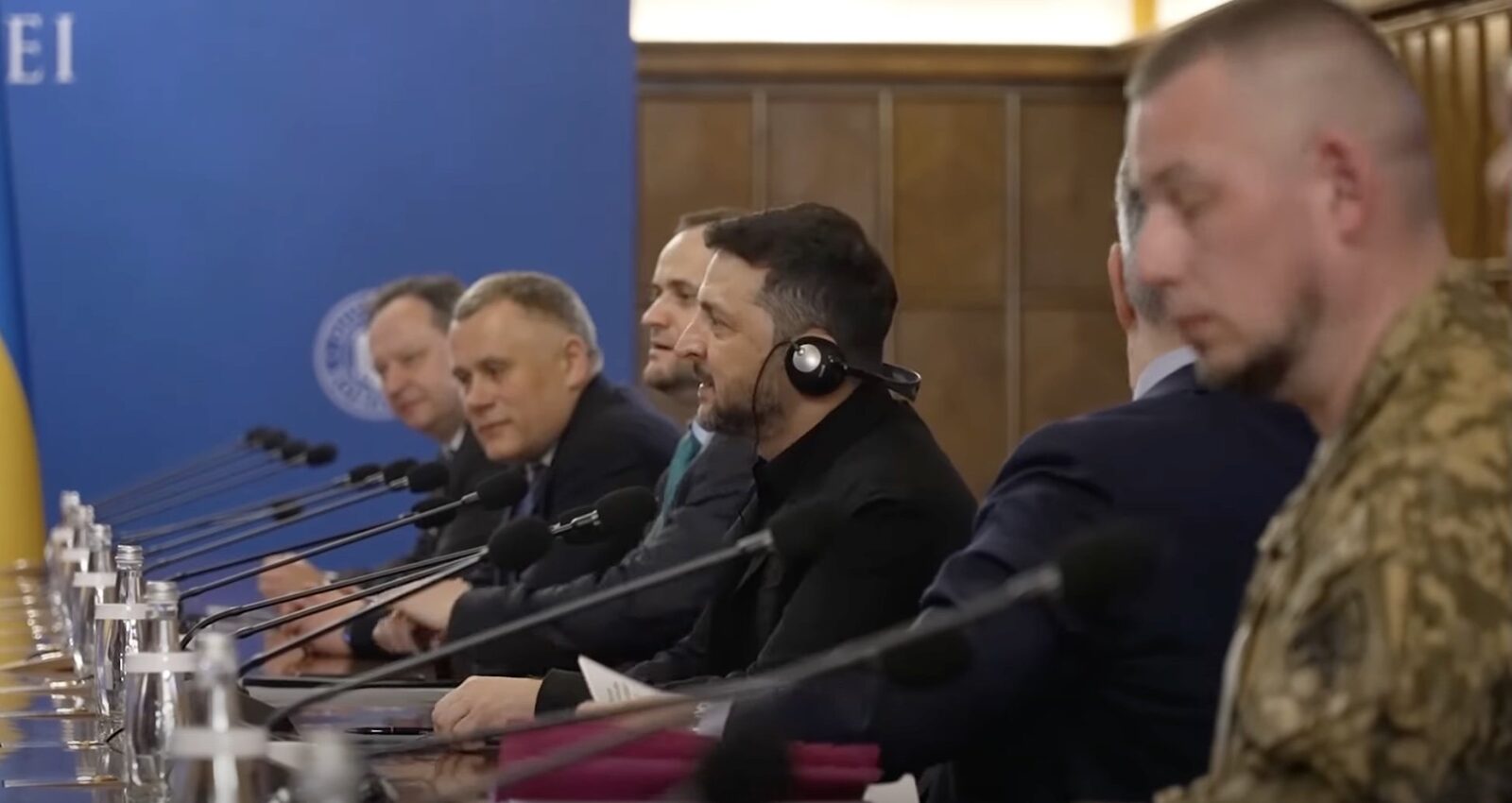 Kievul își intensifică legăturile militare cu România: vizită la baza aeriană de la Borcea a liderului ucrainean și oficiali români Președintele Ucrainei, Volodimir Zelenski, a întreprins recent o vizită de solidaritate și consolidare a relațiilor militare în România, marcând o etapă importantă în colaborarea bilaterală în contextul războiului din Ucraina
