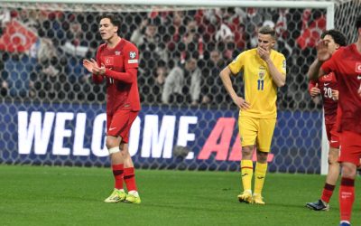 Naționala de fotbal a României, cu moralul în scădere, se pregătește pentru meciul cu Slovacia în deplasare După o înfrângere dureroasă suferită acasă în fața Turciei, tricolorii sunt pe cale să părăsească Bucureștiul și să își caute revigorarea pe terenul Slovaciei, într-un meci care poate determina aproape orice pentru șansele naționalei în cursa pentru calificarea la turneul final al Campionatului European