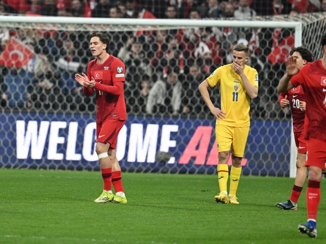 Naționala de fotbal a României, cu moralul în scădere, se pregătește pentru meciul cu Slovacia în deplasare După o înfrângere dureroasă suferită acasă în fața Turciei, tricolorii sunt pe cale să părăsească Bucureștiul și să își caute revigorarea pe terenul Slovaciei, într-un meci care poate determina aproape orice pentru șansele naționalei în cursa pentru calificarea la turneul final al Campionatului European