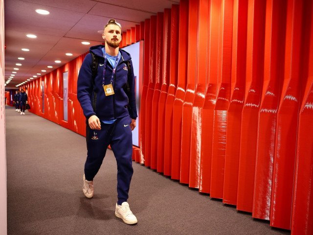 Drăgușin, surprins în ultimele momente ale meciului Atletico – Tottenham, la scorul de 5-2