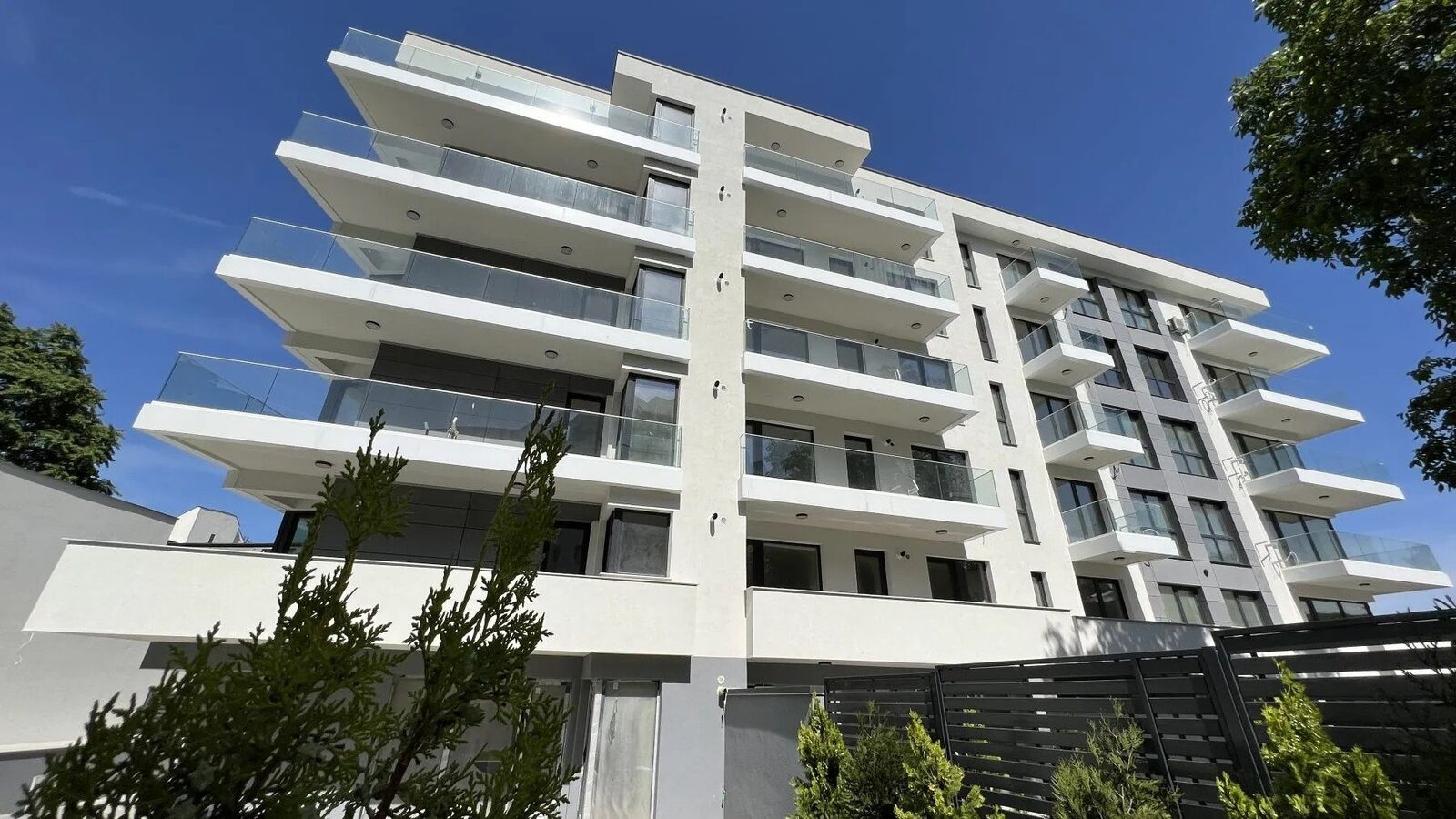 Prețul apartamentelor din București nu este întâmplător, ci rezultatul unei combinații complexe de factori care influențează valoarea fiecărui imobil