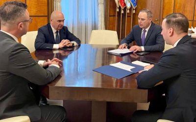 Premierul Ilie Bolojan anunță consultări despre prețurile carburanților, evitând soluțiile populiste Contextul creșterii galopante a prețurilor benzinei și motorinei a devenit din ce în ce mai alarmant pentru consumatori, dar și pentru Guvernul României