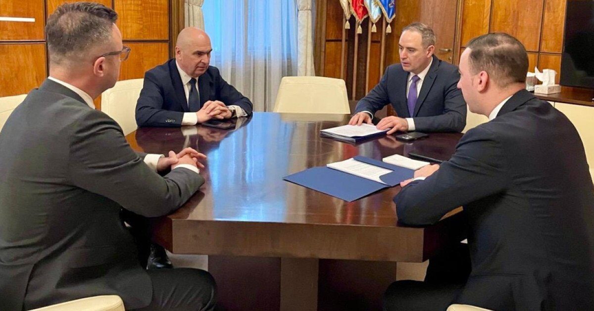 Premierul Ilie Bolojan anunță consultări despre prețurile carburanților, evitând soluțiile populiste Contextul creșterii galopante a prețurilor benzinei și motorinei a devenit din ce în ce mai alarmant pentru consumatori, dar și pentru Guvernul României