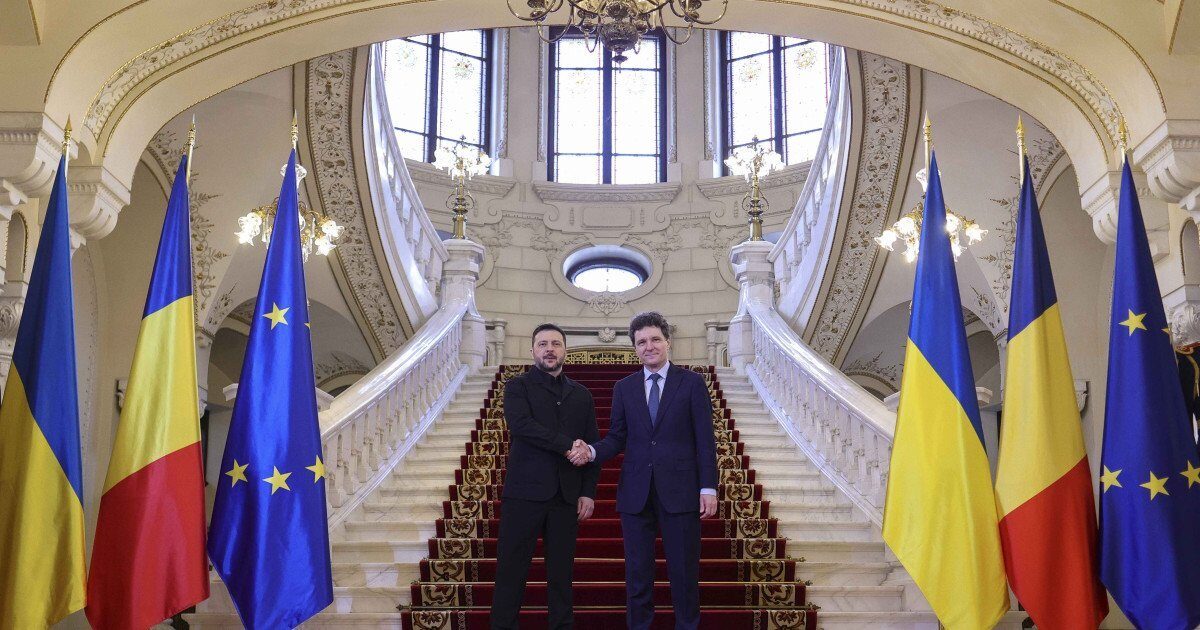 Președintele Ucrainei, Volodimir Zelenski, efectuează, joi, o vizită oficială în România, fiind primul lider de la Kiev care traversează această frontieră în contextul crescândelor tensiuni regionale cauzate de invazia rusă