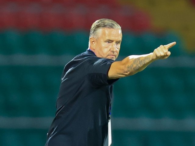 Surpriză în lumea fotbalului european! După eliminarea dramatică suferită în sferturile Ligii Campionilor, Laurențiu Reghecampf, antrenorul român al celor de la Al Wahda, se află acum într-o poziție inedită, aproape de a ajunge în semifinalele competiției celei mai prestigioase din cluburile europene, dar nu pe teren, ci pe „masa verde”