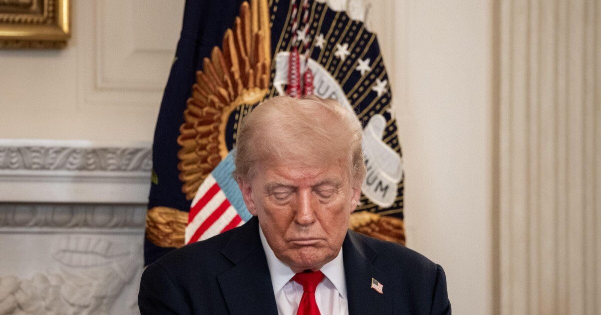 Emil Hurezeanu avertizează: situația lui Donald Trump în Orientul Mijlociu devine periculoasă pentru lumea întreagă Fostul ministru de Externe Emil Hurezeanu a tras un semnal de alarmă privind contextul geopolitic în care se află președintele american Donald Trump, explicând într-o intervenție la emisiunea „În fața ta” că actuala poziție fragile a liderului de la Casa Albă poate avea consecințe devastatoare