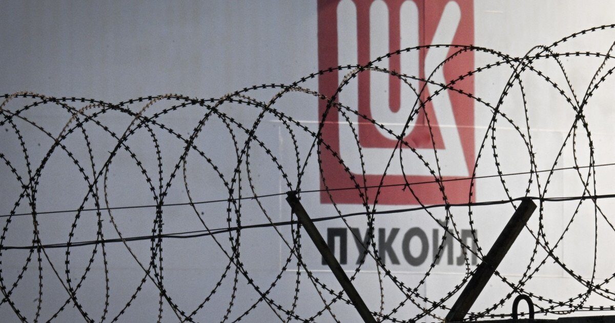 Lukoil, gigantul petrolier rusesc, înregistrează pierderi record în 2025, în contextul turbulențelor economice și geopolitice Cel mai mare retailer de petrol din Rusia, Lukoil, a publicat recent rezultatele financiare pentru anul 2025, arătând o pierdere netă de aproximativ 1,059 trilioane de ruble (aproximativ 14 miliarde de dolari)
