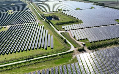 Danemarca se confruntă cu o nouă dilemă în fața tranziției energetice: extinderea parcurilor fotovoltaice provoacă tensiuni acute în rândul comunităților rurale, unde tradițiile agricole și imaginea de țară idilică sunt tot mai mult puse sub semnul întrebării