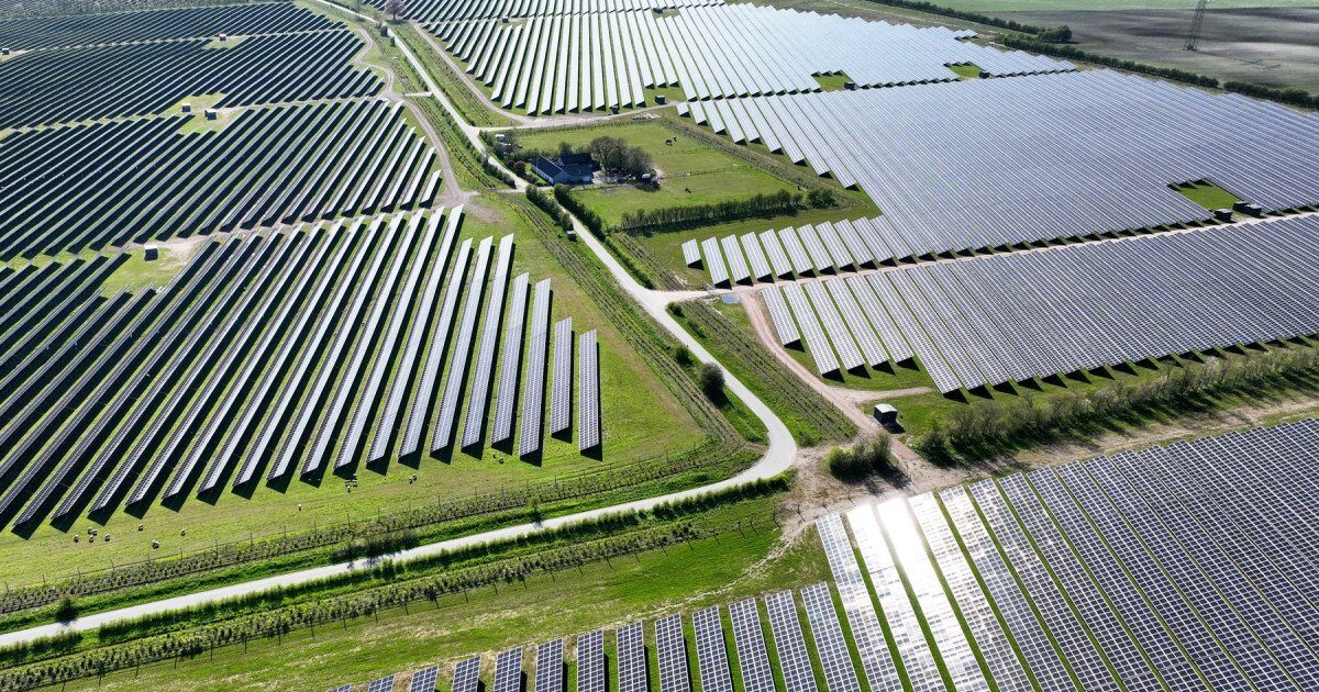 Danemarca se confruntă cu o nouă dilemă în fața tranziției energetice: extinderea parcurilor fotovoltaice provoacă tensiuni acute în rândul comunităților rurale, unde tradițiile agricole și imaginea de țară idilică sunt tot mai mult puse sub semnul întrebării