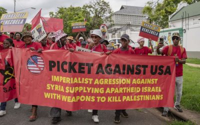 Săptămâna a fost marcată de o manifestație îndelung așteptată în Africa de Sud, unde câteva mii de sud-africani au ieșit în stradă sâmbătă, în fața sediului guvernului din Johannesburg, pentru a protesta împotriva intervenției din partea Washingtonului în afacerile interne ale țării