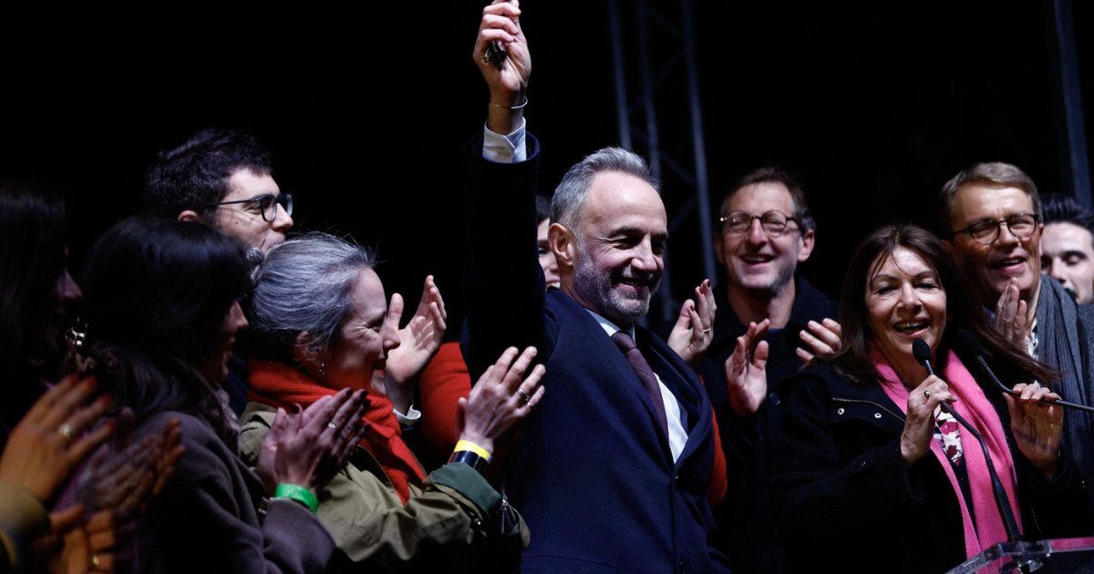 Emmanuel Gregoire a câștigat competiția pentru primăria Parisului în fața conservatoarei Rachida Dati, învingând-o în turul al doilea al alegerilor locale, o victorie semnificativă pentru Partidul Socialist în Capitala Franței