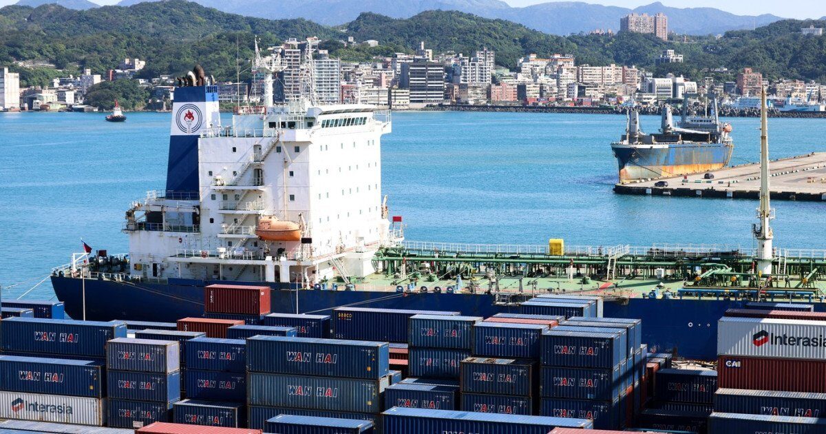 Tensiuni globale escaladează: războiul dintre SUA, Israel și Iran influențează piețele și flotele comerciale Războiul deschis între Statele Unite, Israel și Iran generează un ecou extrem de încărcat în economia mondială, generând perturbări majore în lanțurile de aprovizionare și creșterea prețurilor la energie