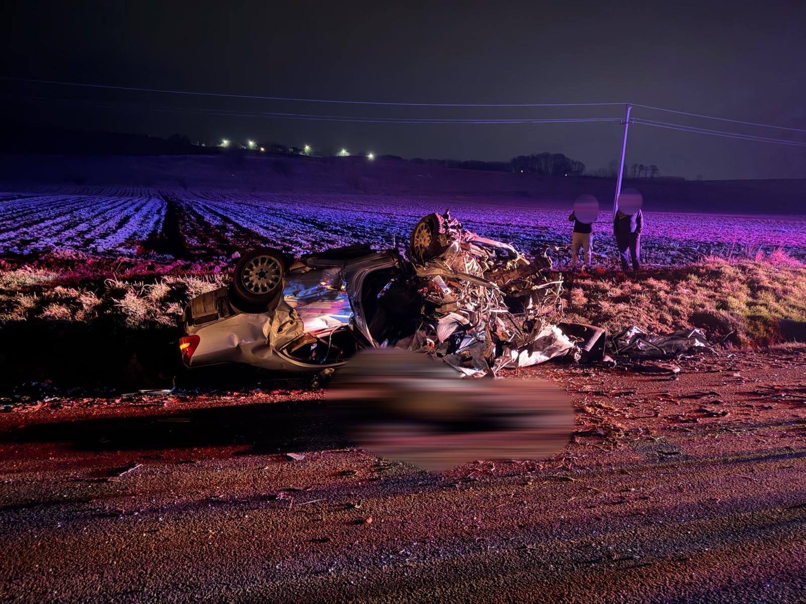 Accident grav pe DN2: trei victime și o tragedie în Pătrăuți Sâmbătă seara, zona Pătrăuți, în județul Suceava, a fost scena unui accident rutier sever care a lăsat o dâm totala dezastru și o victimă mortală în urma impactului frontal dintre două autoturisme