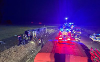 Traficul rutier din România a fost zguduit de două accidente tragice petrecute în ultimele ore, unul în județul Galați și celălalt în Satu Mare, care au lasat în urmă pierderi umane și zeci de răniți