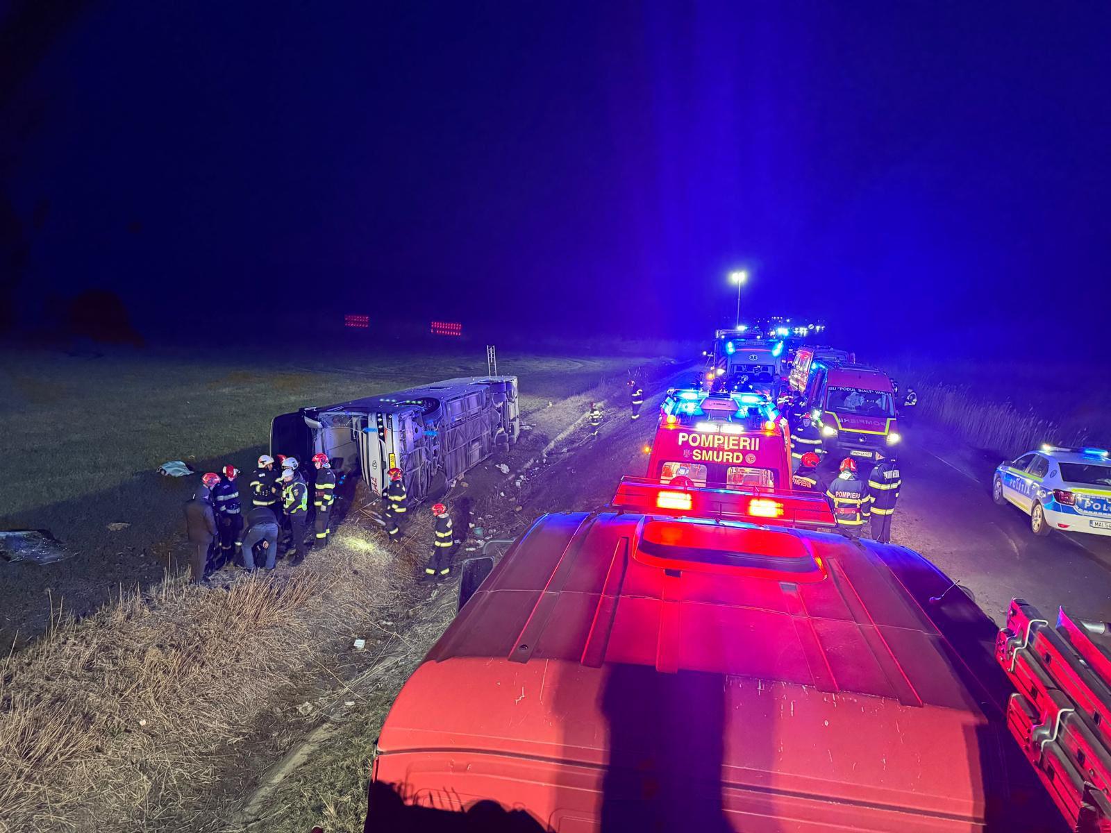 Traficul rutier din România a fost zguduit de două accidente tragice petrecute în ultimele ore, unul în județul Galați și celălalt în Satu Mare, care au lasat în urmă pierderi umane și zeci de răniți
