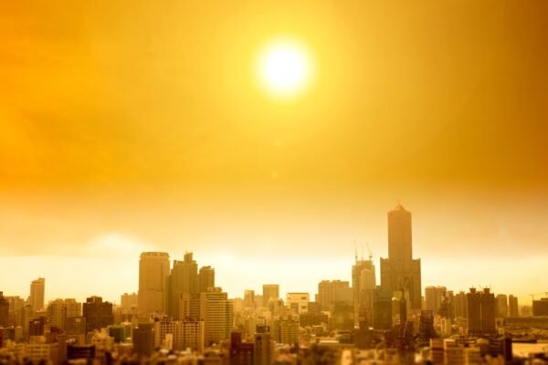 Degradarea accelerată a climei globale: temperaturile extreme devin tot mai frecvente și intense Ritmul încălzirii globale s-a accelerat considerabil, iar dacă până acum factorii naturali au avut un rol semnificativ în fluctuațiile climatice, ultimele cercetări arată că influența acestora a fost aproape complet eliminată din ecuație