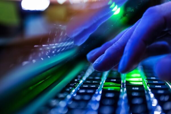 Pericol online: Pagini false de media promovează platforme ilicite de investiții, avertizează autoritățile În contextul creșterii rapide a fenomenului de fraudă digitală, Direcția Națională pentru Securitate Cibernetică (DNSC) atrage atenția asupra unor tentative alarmante de înșelăciune online
