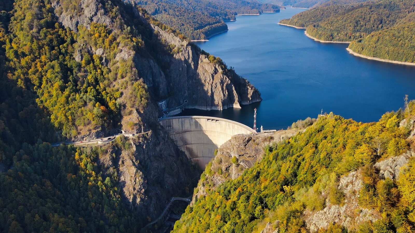 Autoritățile din județul Argeș au reacționat de urgență după ce lacul de acumulare Vidraru, unul dintre cele mai importante rezervoruri de apă din zona montană a României, a fost supus unei poluări suspecte