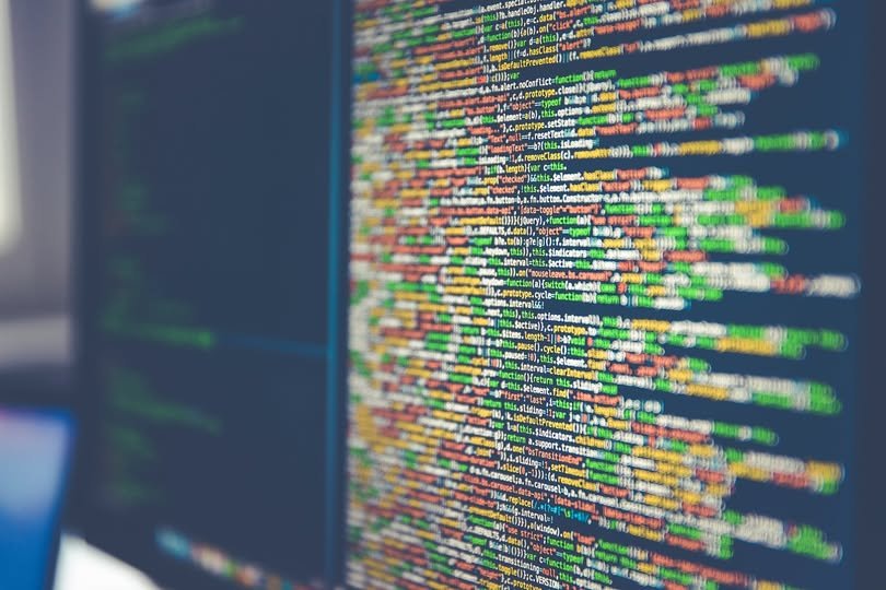Europarlamentarul Dan Motreanu a anunțat recent că Parlamentul European analizează posibilitatea introducerii unor reguli mai stricte privind utilizarea inteligenței artificiale în crearea și manipularea imaginilor intime sau sexuale