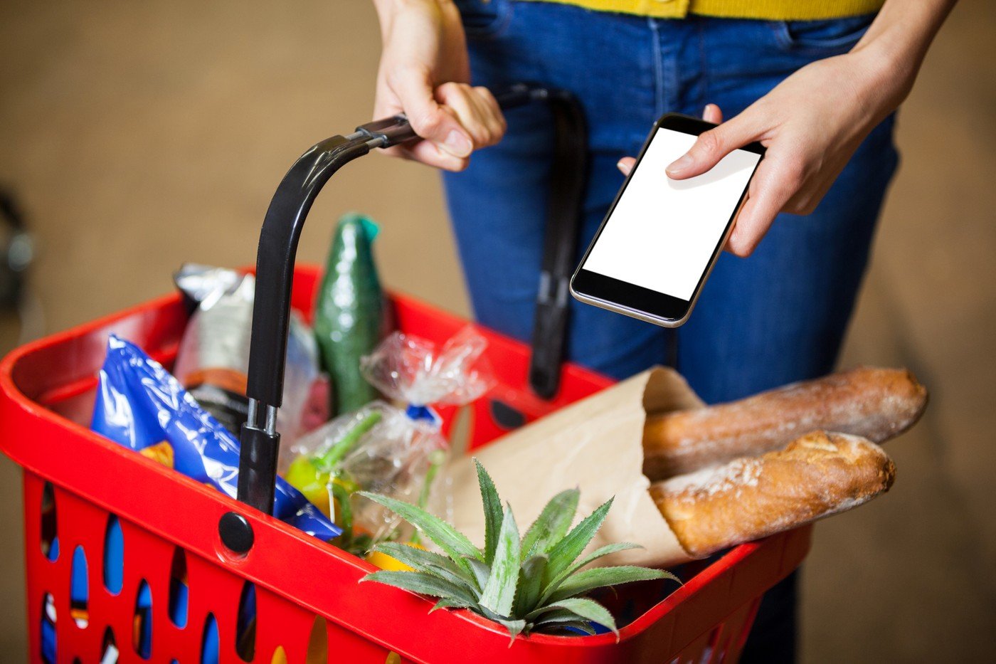 Prețurile alimentelor de bază, precum pâinea, lactatele și mezelurile, continuă să crească în România, în condițiile în care factorii economici și de logistică pun presiune asupra bugetelor consumatorilor