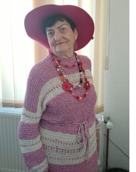 Amalia Susana Tușa, o femeie de 90 de ani cu o energie debordantă și o curiozitate nesupusă trecerii timpului, continuă să dovedească că viața se trăiește din plin, indiferent de piedici
