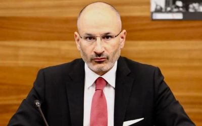 Reacție oficială a MAE după incidentele cu fiica lui Victor Ponta într-un autocar cu minori români Ministrul de Externe al României a ieșit oficial pentru a clarifica o situație tensionată din ultimele zile, legată de un incident în care a fost implicată fiica fostului premier Victor Ponta