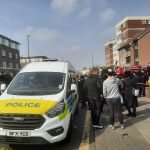 Doi bărbați arestați după incendierea ambulanțelor unei organizații evreiești în Londra Autoritățile britanice au reținut, recent, doi bărbați în legătură cu un incident grav petrecut în nordul Londrei, unde patru ambulanțe ale organizației caritabile evreiești Hatzola au fost incendiate, provocând panică într-o comunitate deja vulnerabilizată de valul de antisemitism din ultimii ani