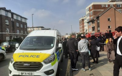 Doi bărbați arestați după incendierea ambulanțelor unei organizații evreiești în Londra Autoritățile britanice au reținut, recent, doi bărbați în legătură cu un incident grav petrecut în nordul Londrei, unde patru ambulanțe ale organizației caritabile evreiești Hatzola au fost incendiate, provocând panică într-o comunitate deja vulnerabilizată de valul de antisemitism din ultimii ani