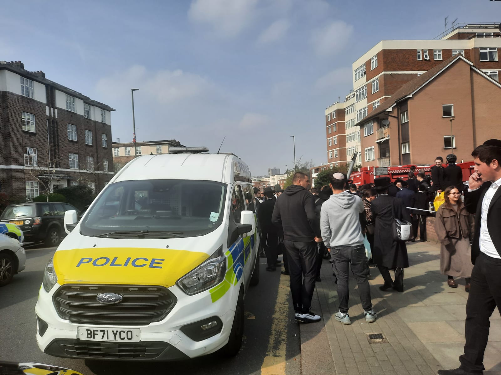 Doi bărbați arestați după incendierea ambulanțelor unei organizații evreiești în Londra Autoritățile britanice au reținut, recent, doi bărbați în legătură cu un incident grav petrecut în nordul Londrei, unde patru ambulanțe ale organizației caritabile evreiești Hatzola au fost incendiate, provocând panică într-o comunitate deja vulnerabilizată de valul de antisemitism din ultimii ani