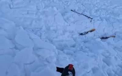 O avalanșă periculoasă în Munții Bucegi a fost surprinsă recent de o cameră de acțiune Insta 360, iar imaginiile spectaculoase și totodată îngrijorătoare au devenit virale pe internet, aducând în prim-plan riscurile implicate de schiatul în zonele montane neamenajate sau fără echipament adecvat