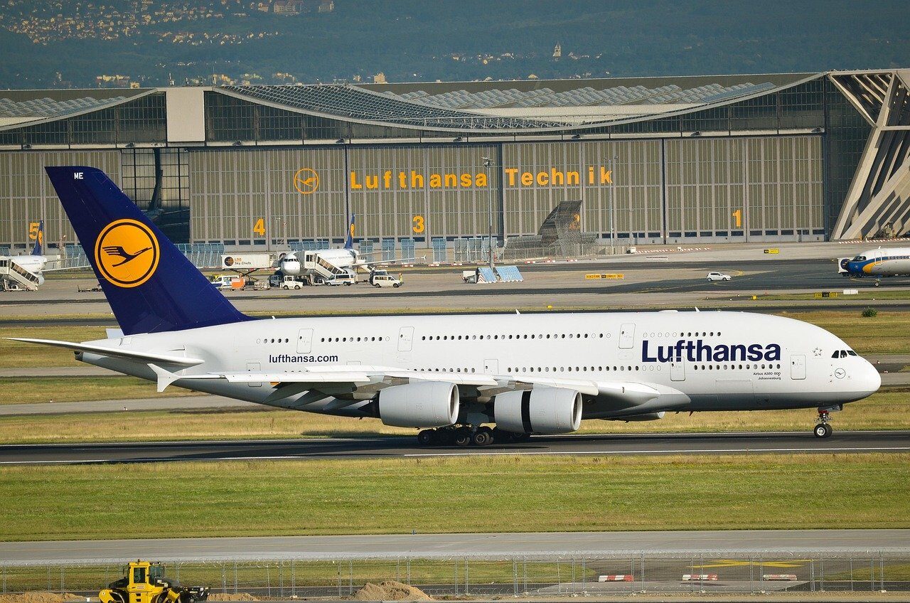 Lufthansa, una dintre cele mai mari și prestigioase companii aeriene din Europa, a anunțat că va suspenda temporar mii de zboruri către destinații din Orientul Mijlociu până cel târziu în toamnă