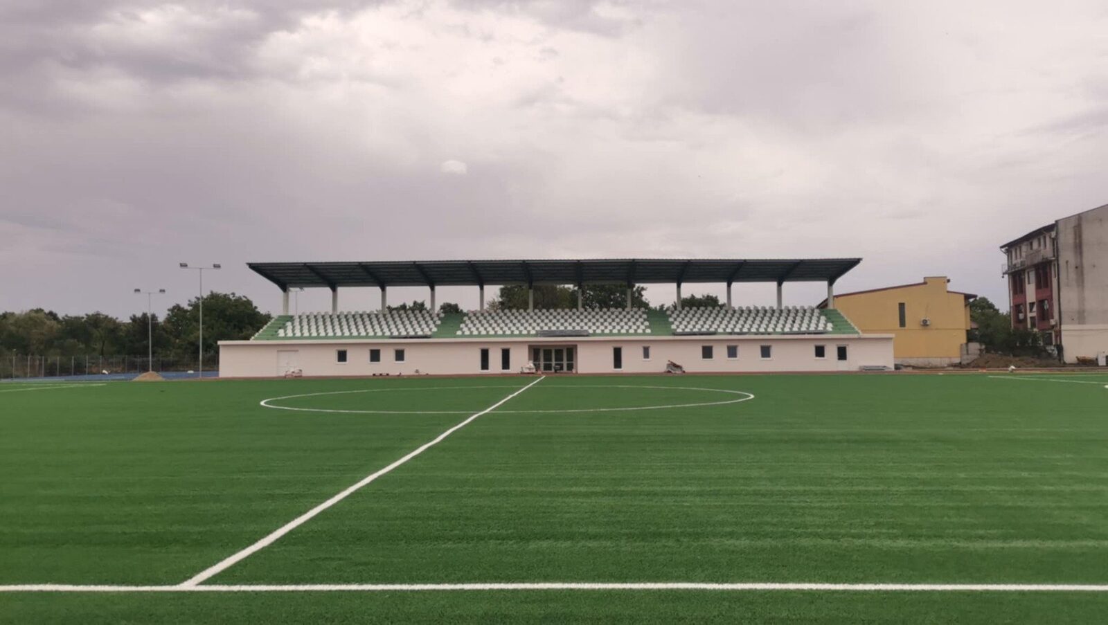 Premierul Ilie Bolojan a avut discuții importante despre gestionarea bazelor sportive și taberelor pentru tineret aflate în proprietatea statului, un subiect sensibil și de actualitate în contextul revitalizării infrastructurii sportive din România