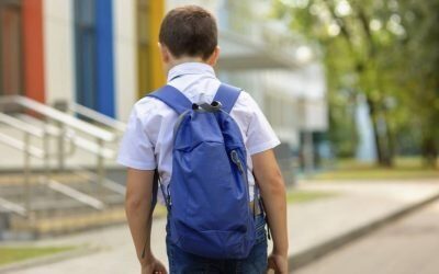 Copil de 7 ani din Germania face valuri în colegiu, aducând la școală o sumă consistentă de bani Un incident neobișnuit s-a produs într-o școală primară din zona Osnabrück, Saxonia Inferioară, atunci când un băiat de numai șapte ani a șocat colegii și profesorii, aparând în clasă cu un gest neașteptat: a scos din ghiozdan o sumă importantă de bani