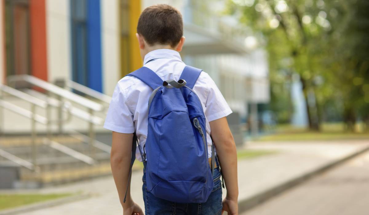 Copil de 7 ani din Germania face valuri în colegiu, aducând la școală o sumă consistentă de bani Un incident neobișnuit s-a produs într-o școală primară din zona Osnabrück, Saxonia Inferioară, atunci când un băiat de numai șapte ani a șocat colegii și profesorii, aparând în clasă cu un gest neașteptat: a scos din ghiozdan o sumă importantă de bani