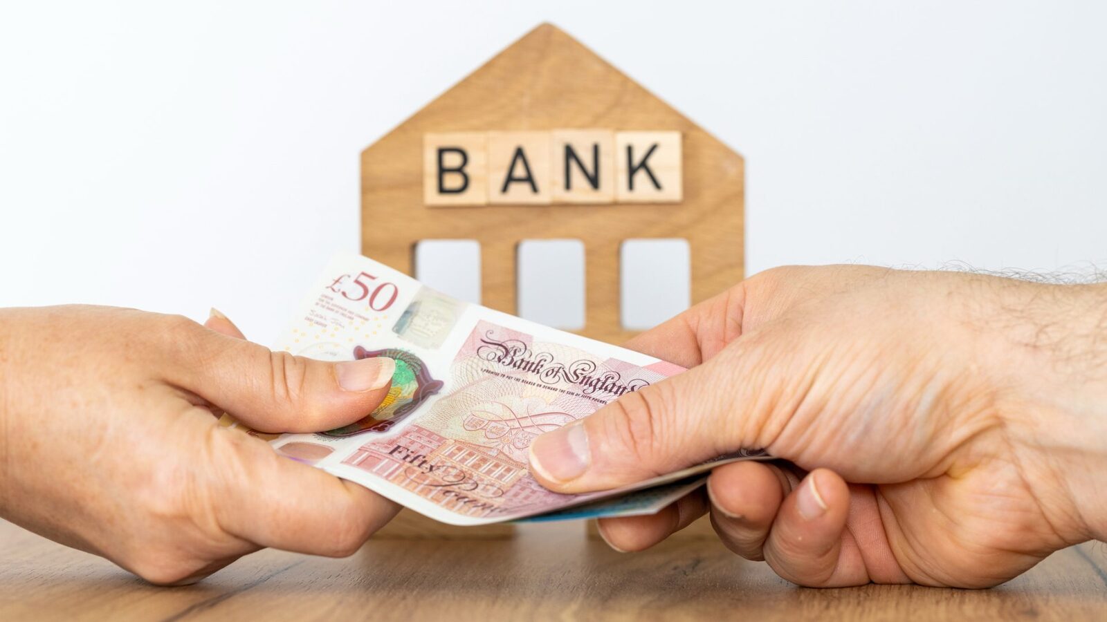 Băncile din Germania întăresc controalele asupra tranzacțiilor financiare, ca măsură de prevenție a spălării banilor Din această lună, băncile din Germania sunt obligate să implementeze măsuri mai stricte de monitorizare a activităților financiare ale clienților, în contextul recentului regulament european privind notificarea și prevenirea spălării banilor