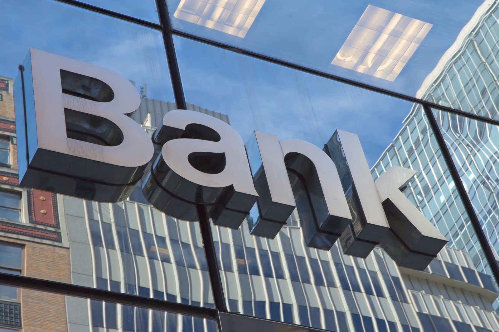 Raiffeisen Bank, aproape de a prelua Garanti Bank în România, într-o tranzacție de amploare în sectorul bancar local Un schimb major de proprietate se profilează în piața bancară din România, după ce trei mari jucători din sector au depus oferte pentru achiziția Garanti Bank