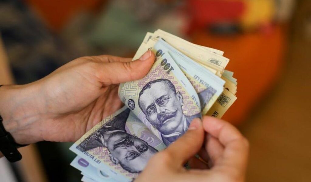 Guvernul prelungeste sprijinul financiar pentru consumatorii vulnerabili până în decembrie 2026 Guvernul României a anunțat recent extinderea programului de sprijin pentru consumatorii vulnerabili, destinat plății facturilor la energie electrică, în contextul creșterii continue a tarifelor și al dificultăților financiare cu care se confruntă tot mai mulți cetățeni