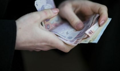 Bonuri de masă tăiate radical pentru angajații unei multinaționale din Brașov și Sibiu O veste surprinzătoare a zguduit recent angajații unei companii multinaționale cu sedii în Brașov și Sibiu: beneficiile de bonuri de masă au fost reduse de la 25 la doar 5 lei pe zi, într-o mutare neașteptată care a stârnit indignare în rândul salariaților