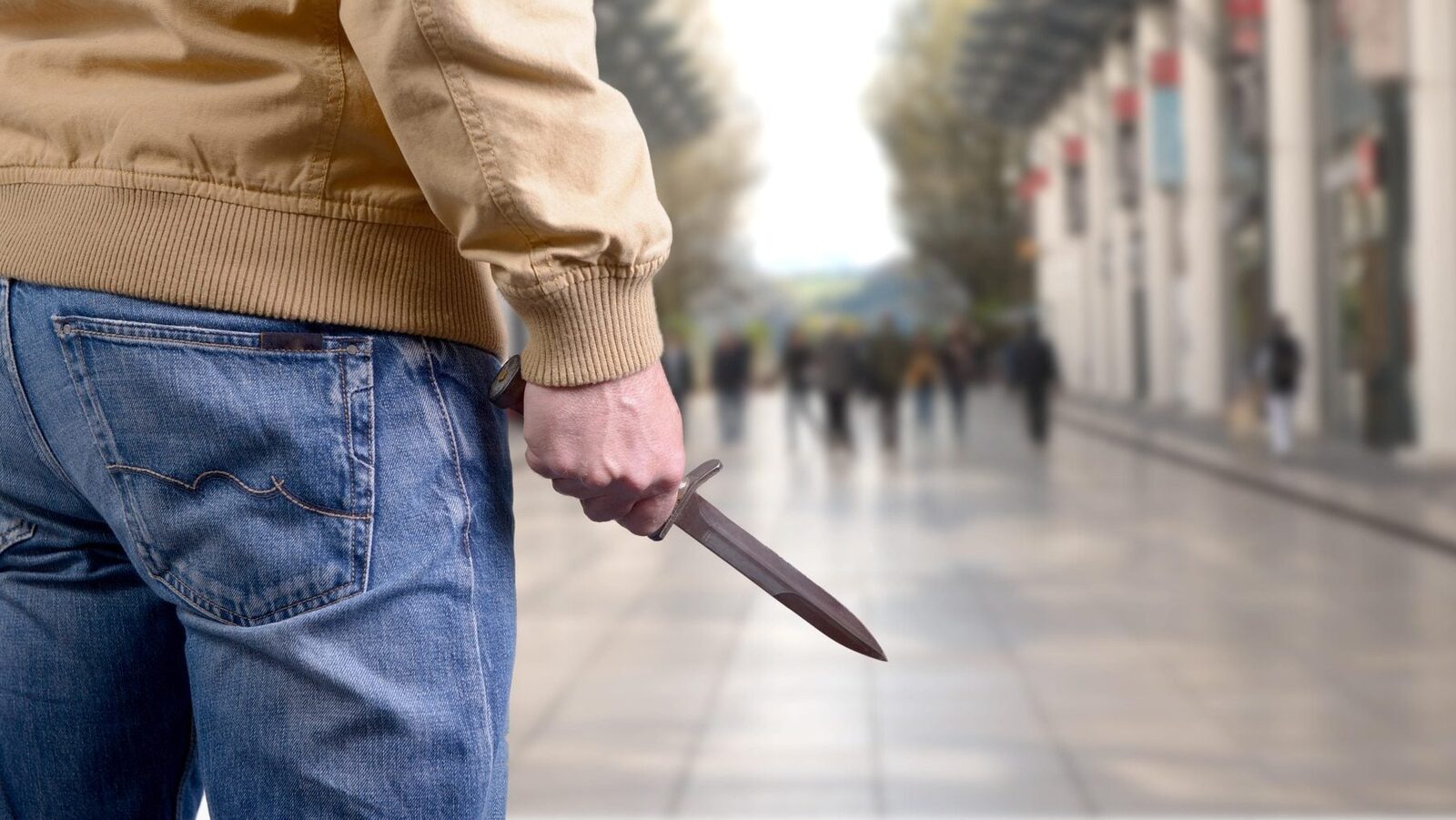Un incident violent într-un supermarket din comuna Apahida, județul Cluj, a alarmat comunitatea locală după ce un bărbat de 30 de ani a provocat panică și a agresat personalul de pază, fiind ulterior reținut de poliție pentru 24 de ore