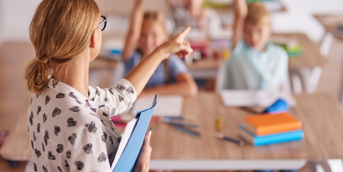 Primii profesori din Generația Z pășesc în salile de clasă: o revoluție în educație Intrarea oficială a generației Z în sălile de clasă marchează o schimbare semnificativă în modul în care tinerii sunt educați și în modul în care profesorii trebuie să se adapteze noilor realități