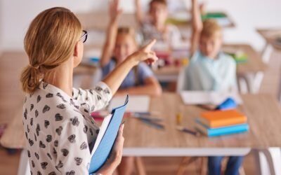 Primii profesori din Generația Z pășesc în salile de clasă: o revoluție în educație Intrarea oficială a generației Z în sălile de clasă marchează o schimbare semnificativă în modul în care tinerii sunt educați și în modul în care profesorii trebuie să se adapteze noilor realități